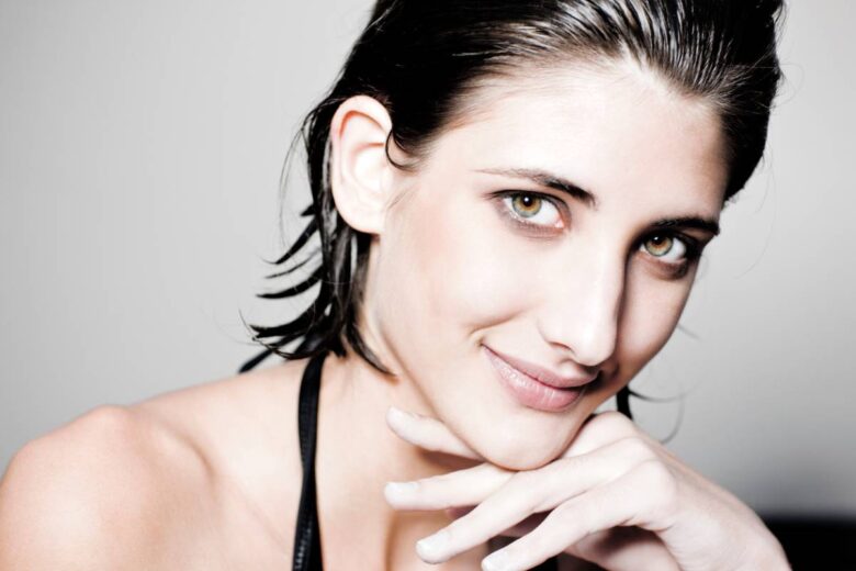 Una donna con i capelli effetto bagnato (ph iStock)
