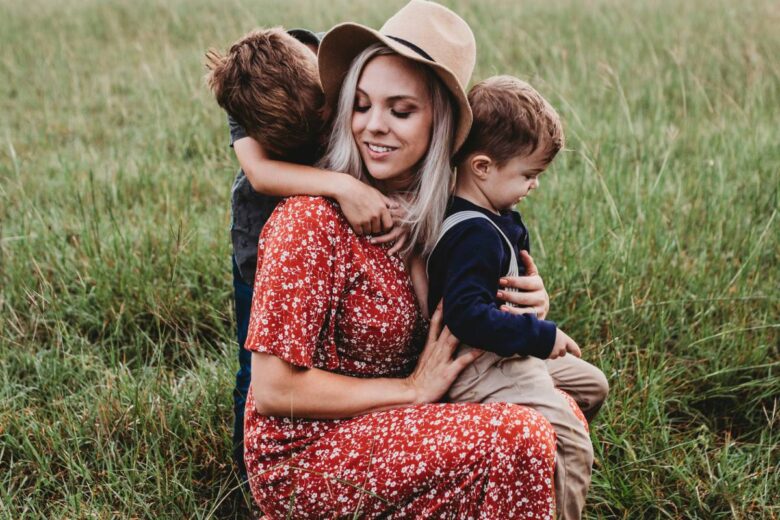 Una mamma con i figli (ph Unsplash)