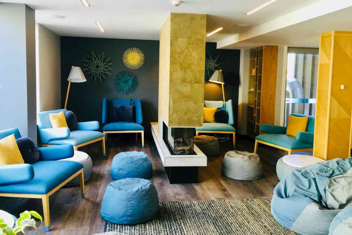 Una casa arredata con un giusto mix di colori freddi e caldi (ph Unsplash)