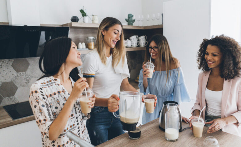 amiche che bevono latte insieme