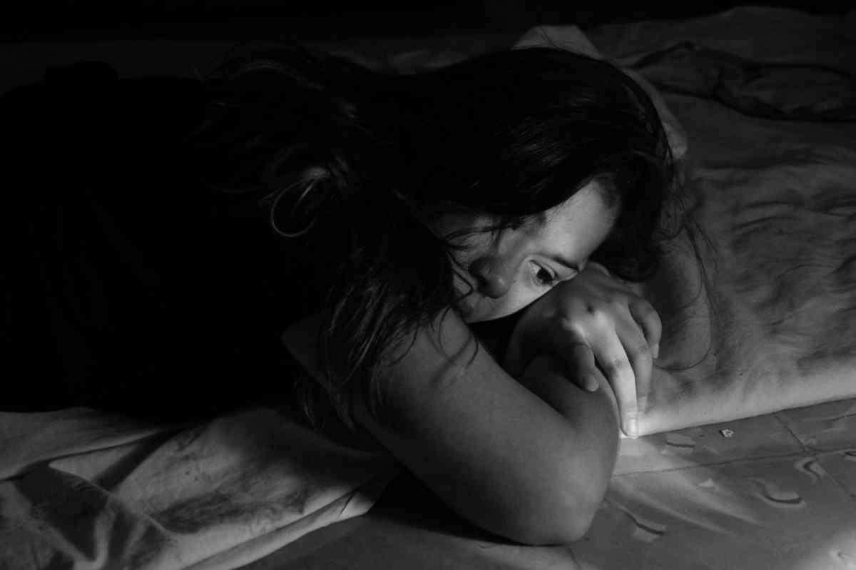 Una donna triste (ph Unsplash)