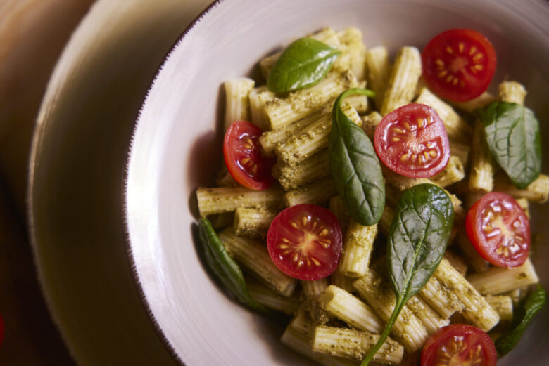 Pasta fredda con pesto e pomodorini