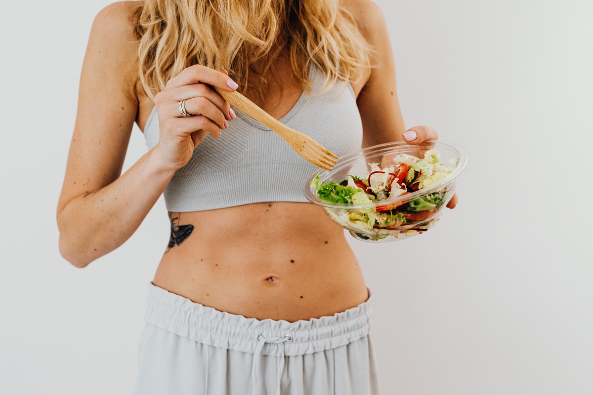 ragazza che mangia insalata