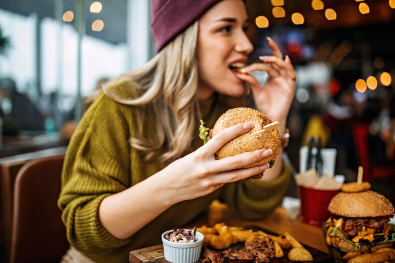 ragazza che mangia un panino
