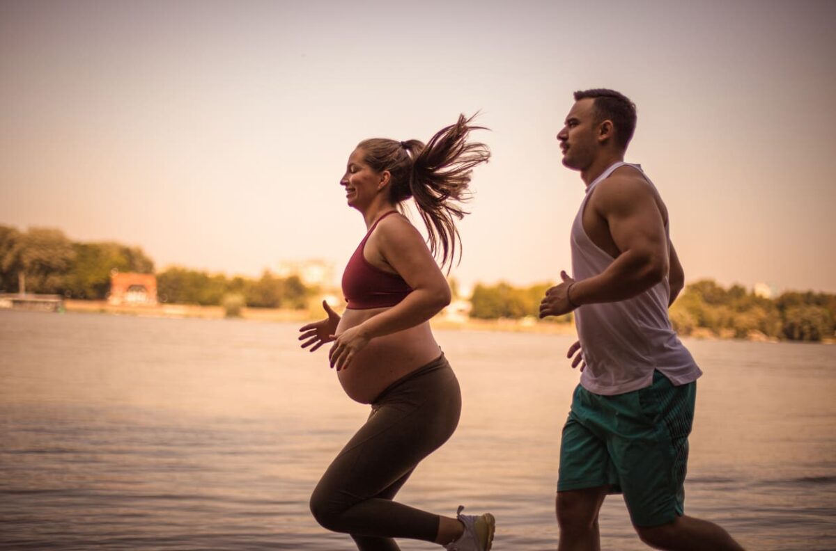 donna incinta che corre con il compagno
