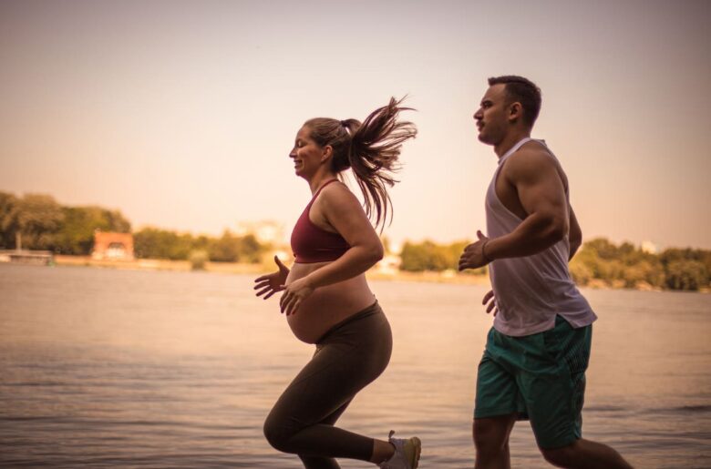 donna incinta che corre con il compagno