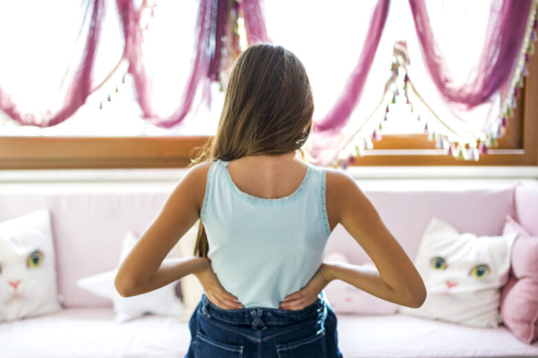 ragazza che soffre di scoliosi