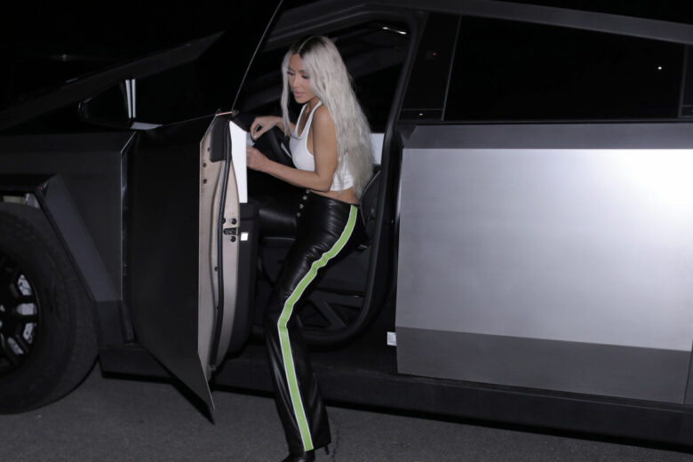 Kim Kardashian scende dal suo Tesla Cybertruck (ph. Fotogramma)