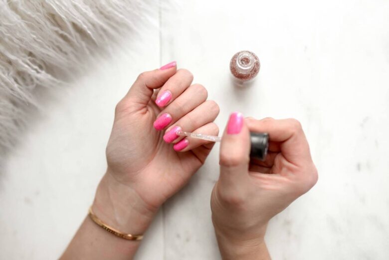 Una manicure rosa (ph Unsplash)