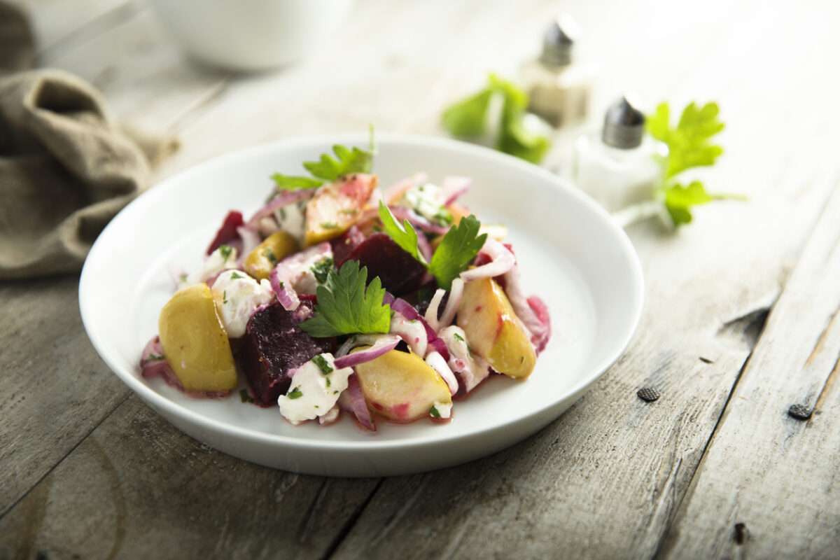 Insalata di barbabietole, patate e uova sode