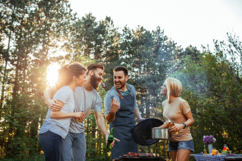 Un gruppo di amici intorno a un barbecue (ph iStock)
