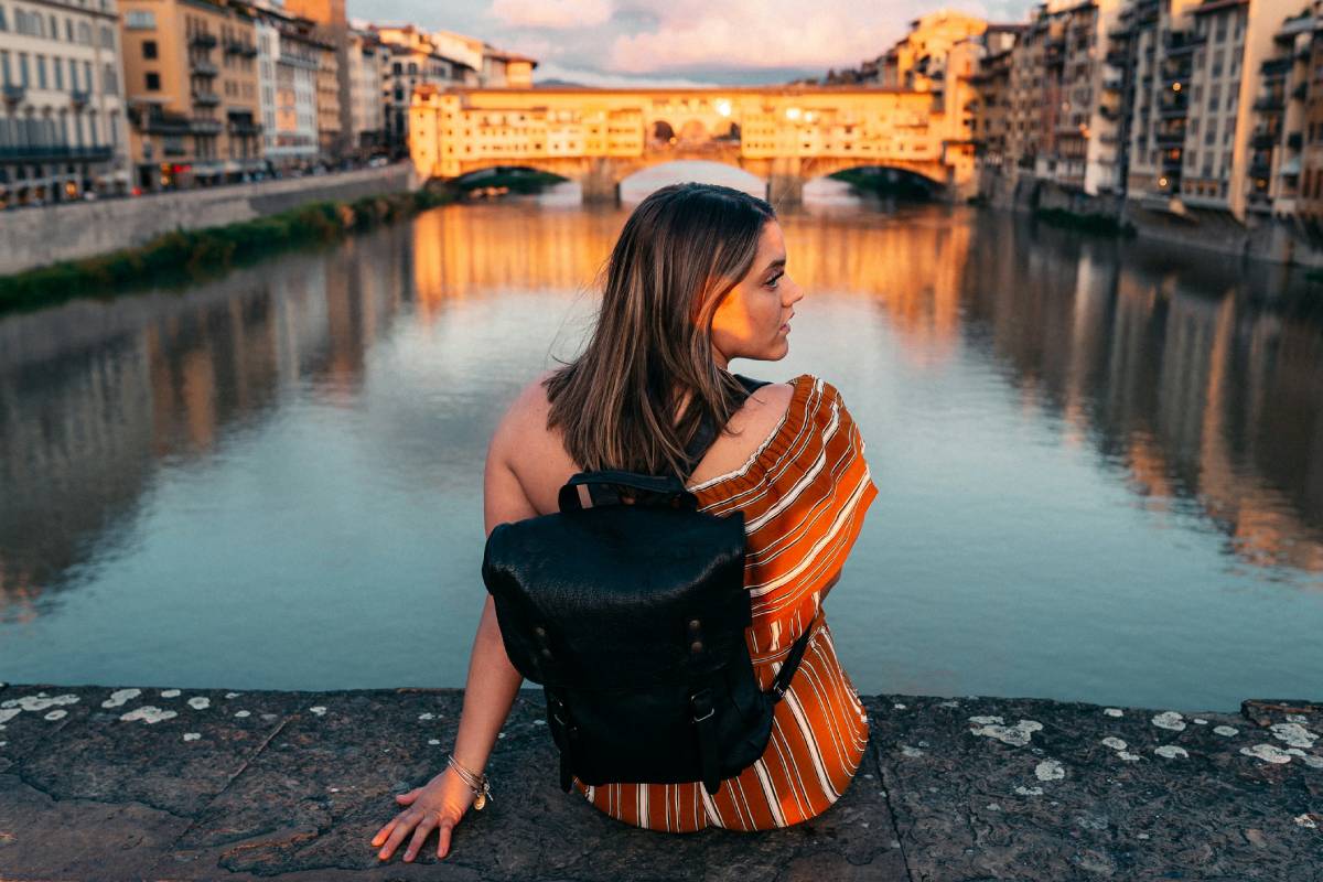 Una turista a Firenze (ph. Unsplash)