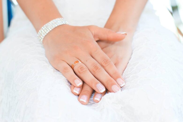 Le mani di una sposa (ph Unplash)
