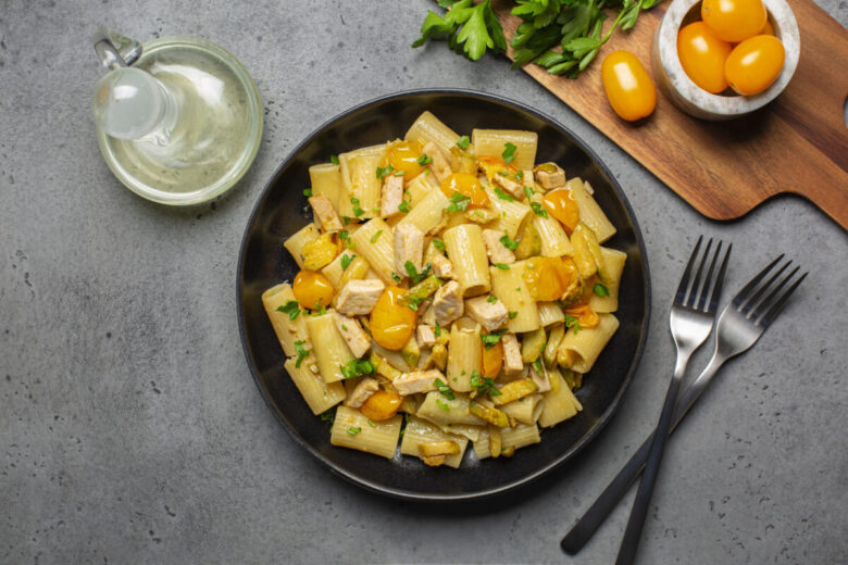 Paccheri con pesce spada, olive e capperi