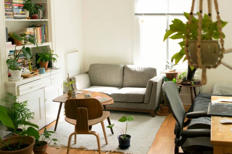 Una casa arredata con le piante (ph Unsplash)