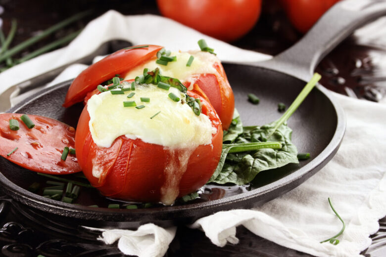 Pomodori ripieni di uova e mozzarella