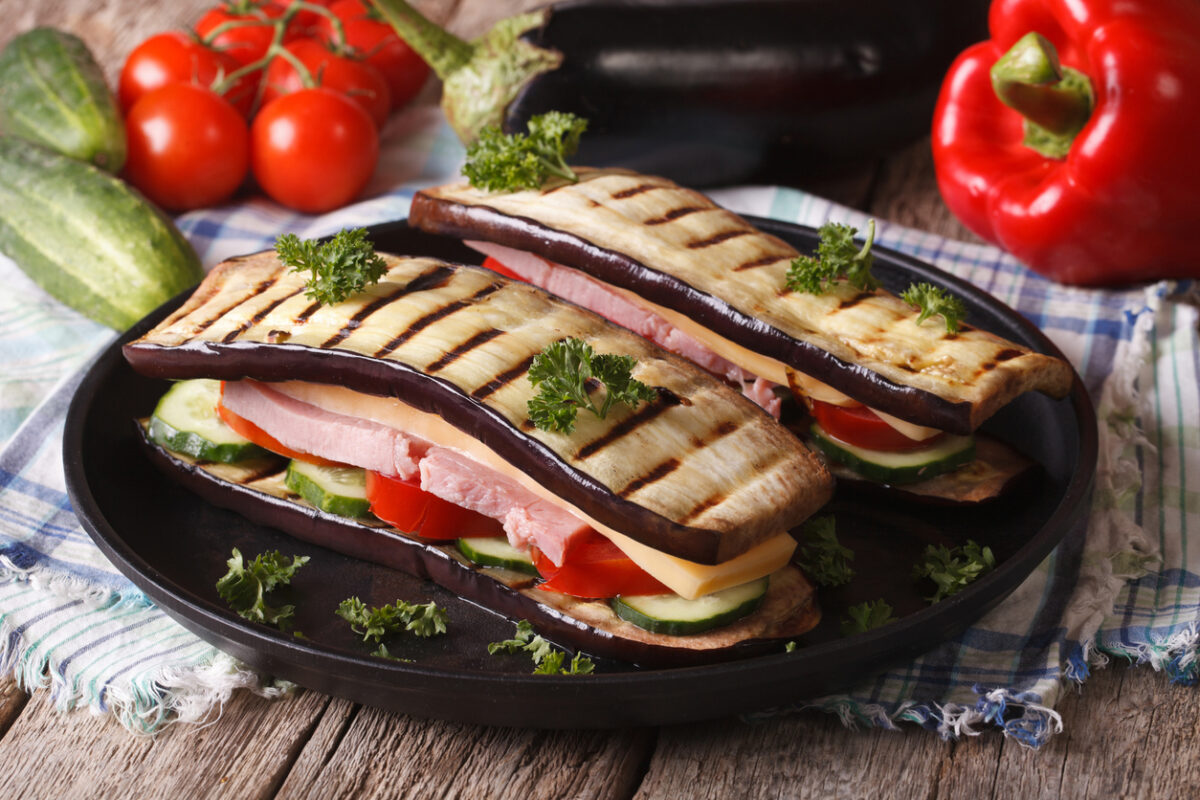 Sandwich di melanzane grigliate con prosciutto e formaggio