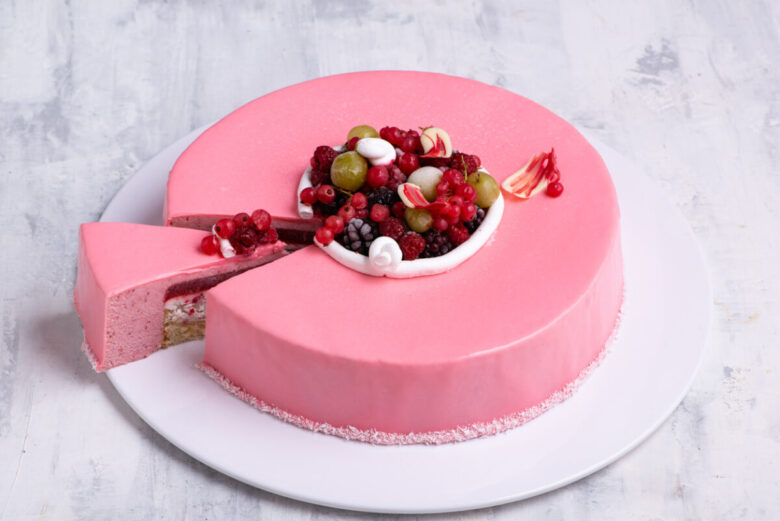 Semifreddo panna e lamponi con glassa a specchio