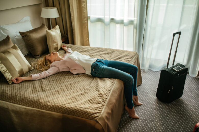 ragazza sul letto post vacanza