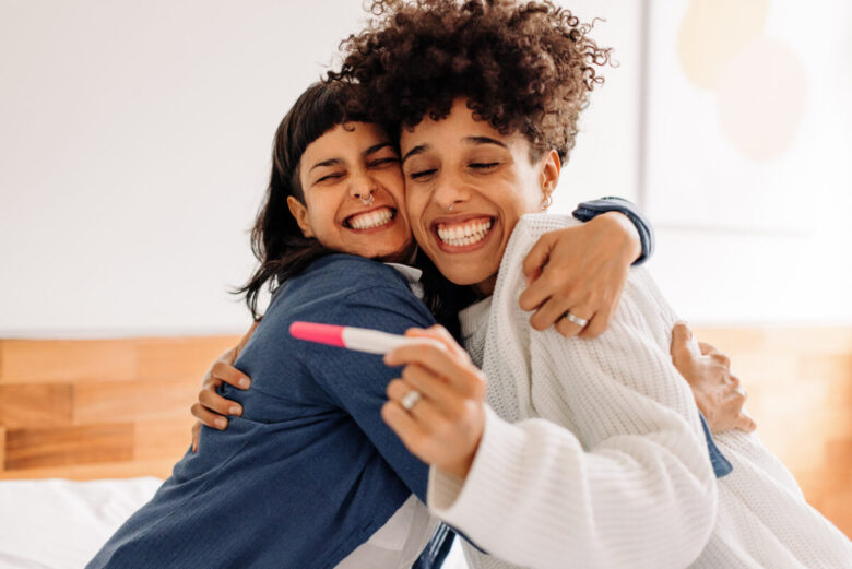 amiche che festeggiano per il test di gravidanza