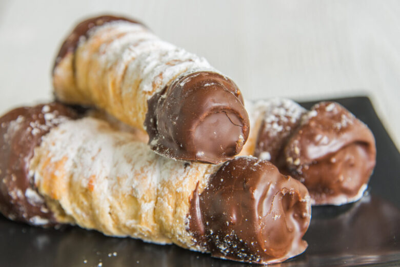 Cannoli con pasta sfoglia al cioccolato: la ricetta