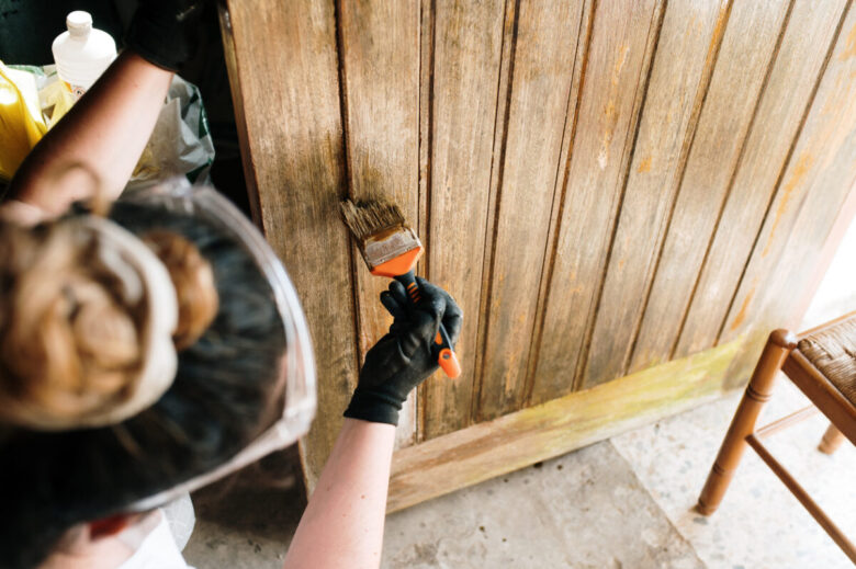Cosa ti serve per dipingere una parete in legno naturale