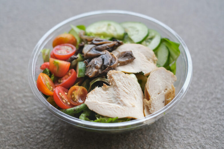 Insalata di pollo con cetrioli e pomodori