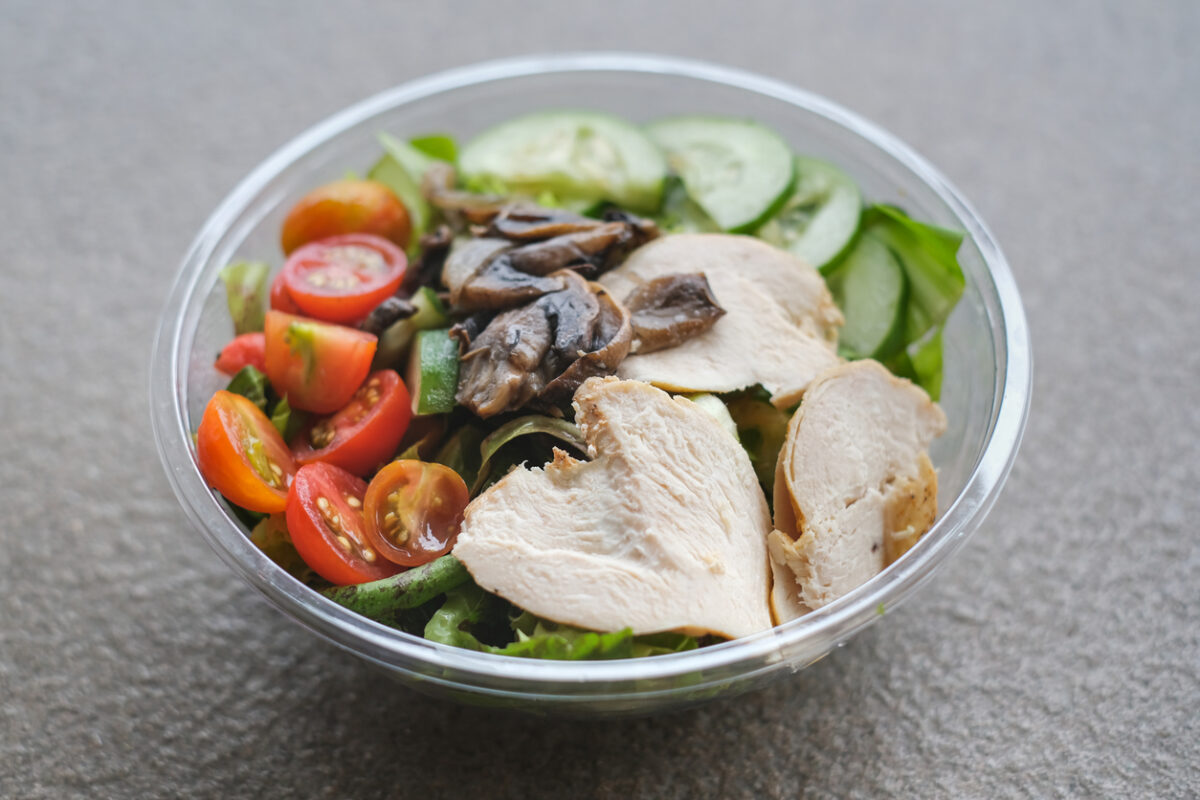 Insalata di pollo con cetrioli e pomodori