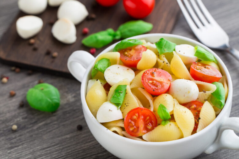 Pasta fredda con pomodorini olive e mozzarella
