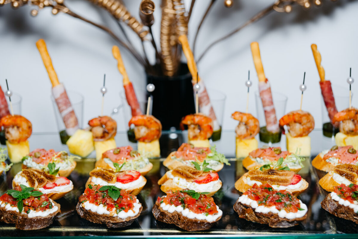 Crostini con stracchino ananas e gamberetti Crostini con stracchino ananas e gamberetti
