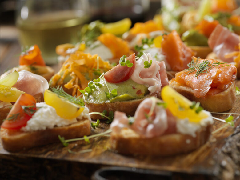 Crostini con stracchino ananas e gamberetti