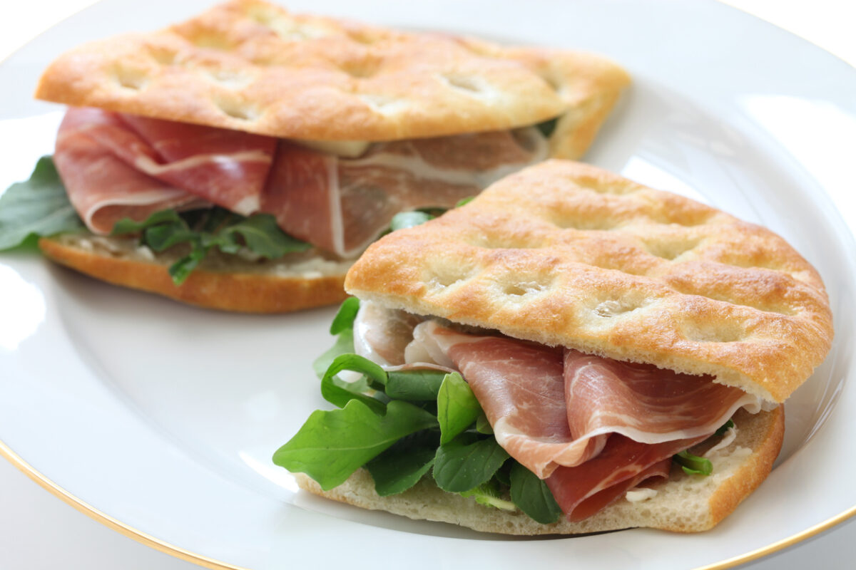 Focaccia alla cipolla con prosciutto crudo e stracchino Focaccia alla cipolla con prosciutto crudo e stracchino