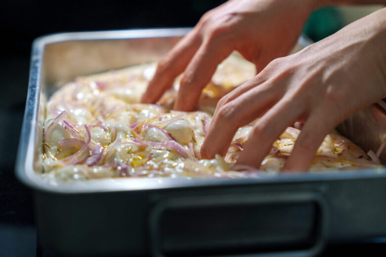 Focaccia alla cipolla con prosciutto crudo e stracchino