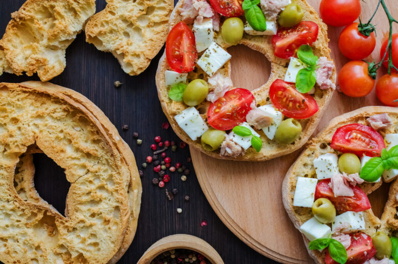 Friselle con mozzarella, pomodorini e tonno