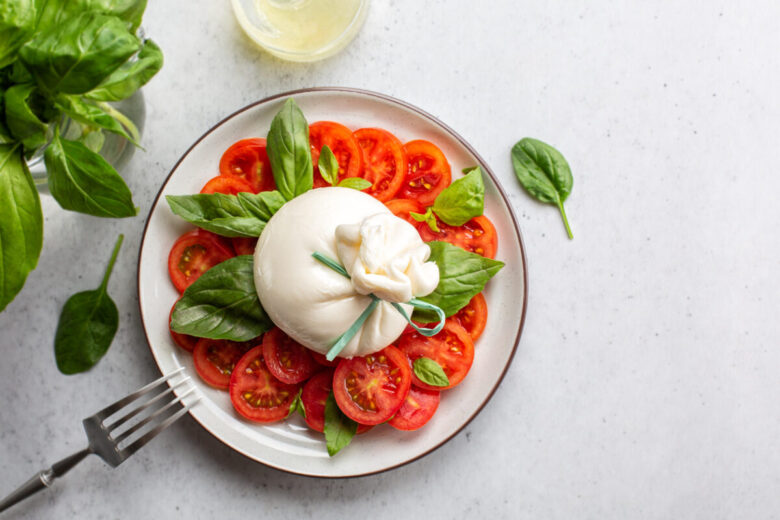 Mezze maniche con burrata, pomodoro e granella di pistacchi