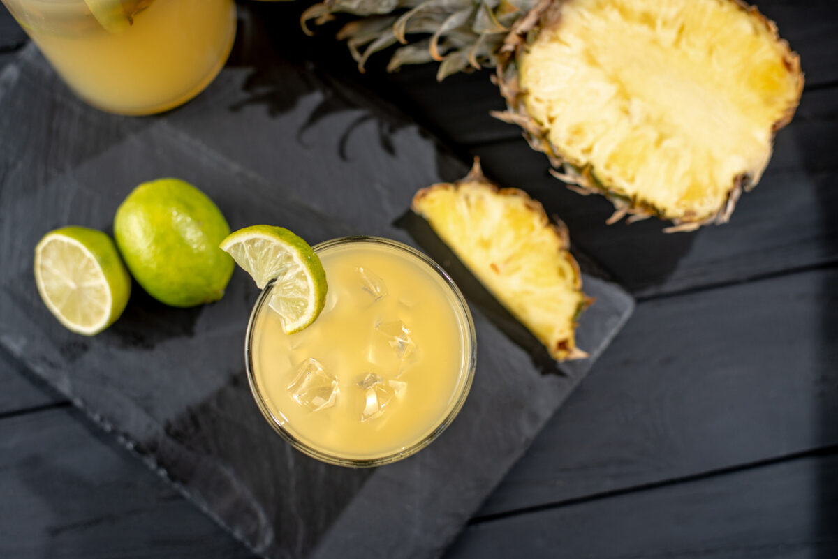 Succo di frutta all'ananas fatto in casa