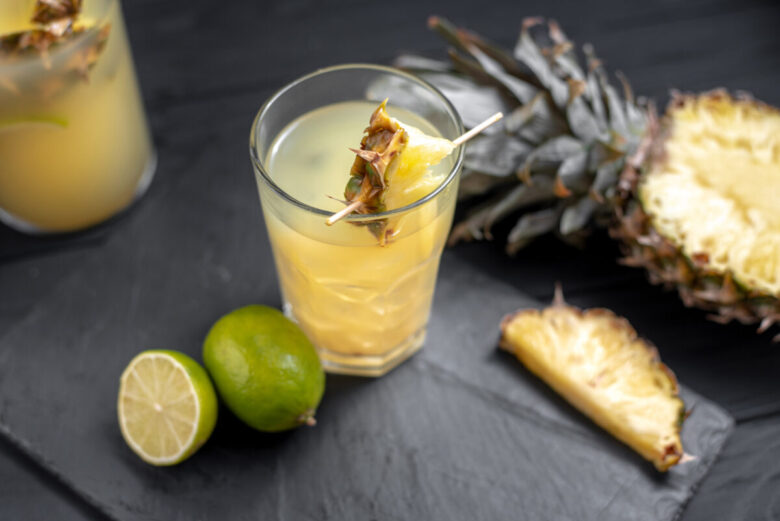 Succo di frutta all'ananas fatto in casa