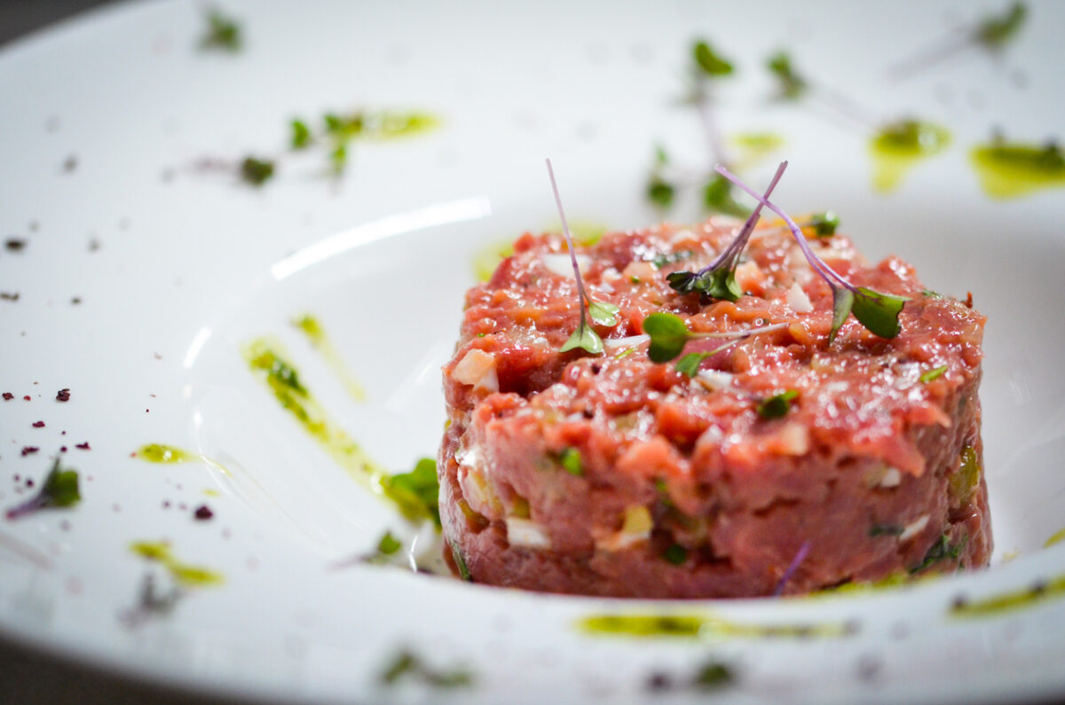Tartare di manzo farcita con burrata e pistacchi