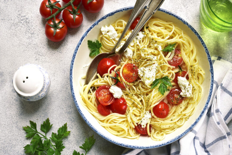 Spaghetti con crema di melanzane, pomodorini e feta