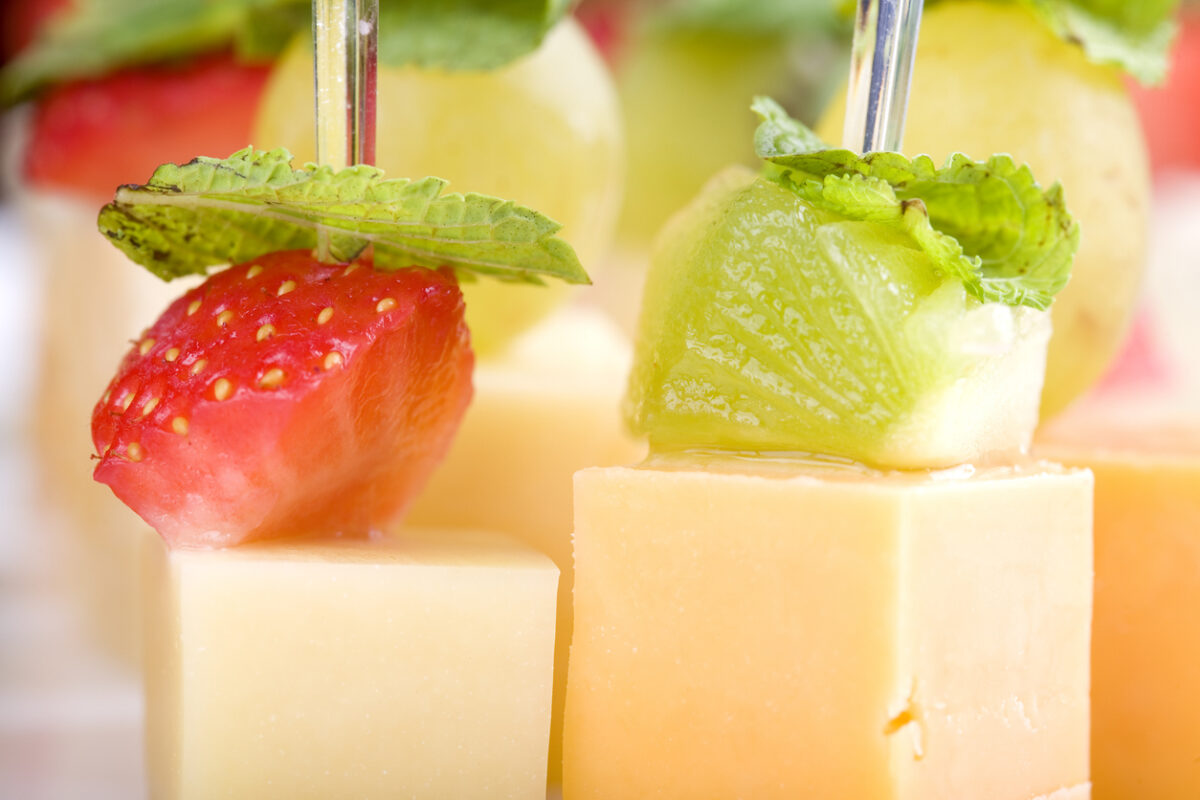 Spiedini di frutta e formaggio