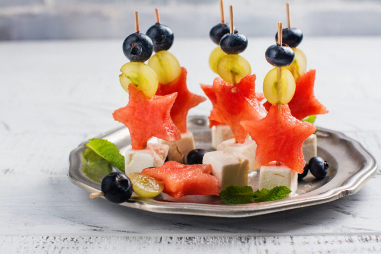 Spiedini di frutta e formaggio freschi e buonissimi
