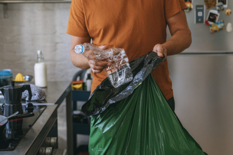 Come schiacciare correttamente le bottiglie di plastica per il riciclo