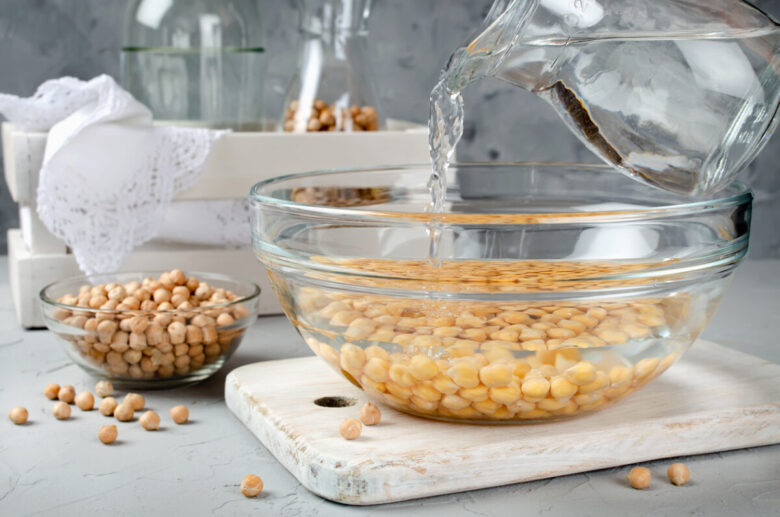Cosa fare con l'acqua di ammollo dei ceci?