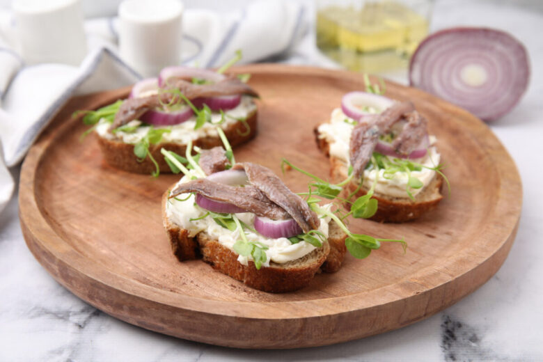 Crostini con crema di cavolfiore e acciughe