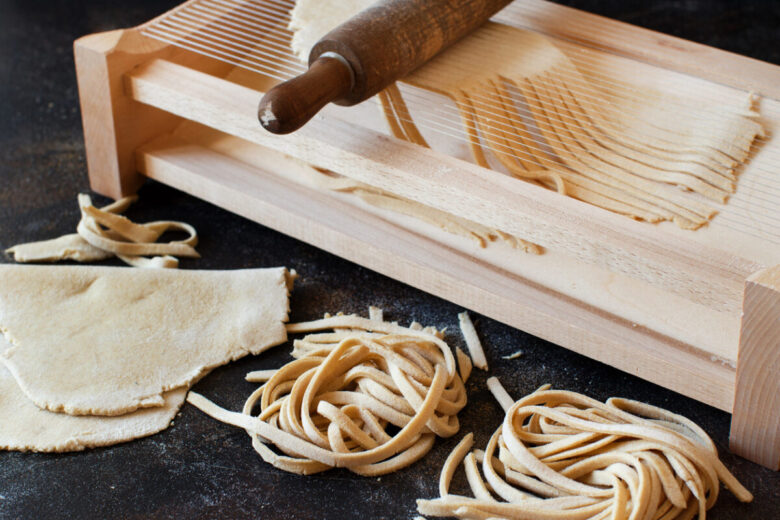 Spaghetti alla chitarra con broccoli, pancetta, pomodori secchi e mandorle