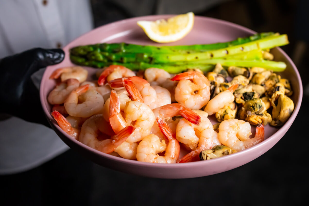 Insalata di mare con gamberi, asparagi e vinaigrette all'arancia