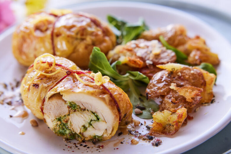 Rollè di coniglio con erbe aromatiche e salsa ai funghi porcini