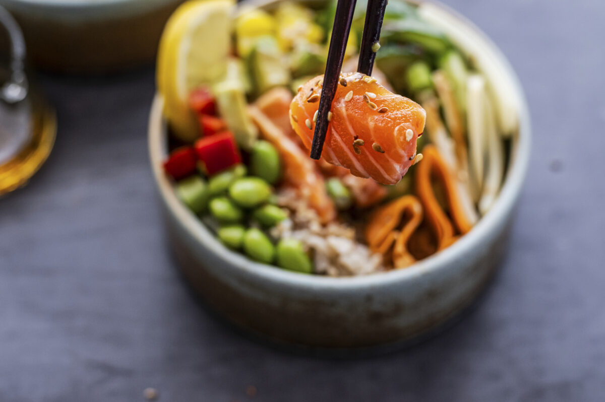 Bowl con riso integrale, edamame, avocado e salmone