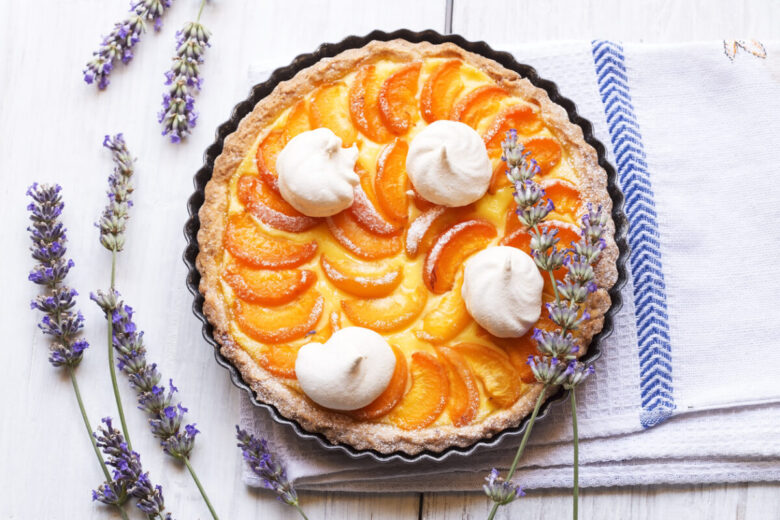 Crostata fresca di albicocche e lavanda