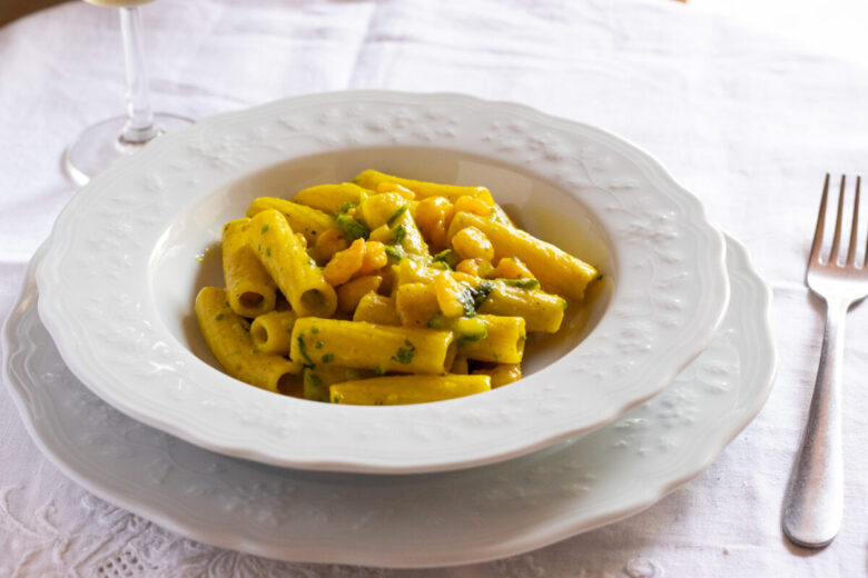 Pasta con zucchine, gamberetti e zafferano, un tripudio di colori e sapori